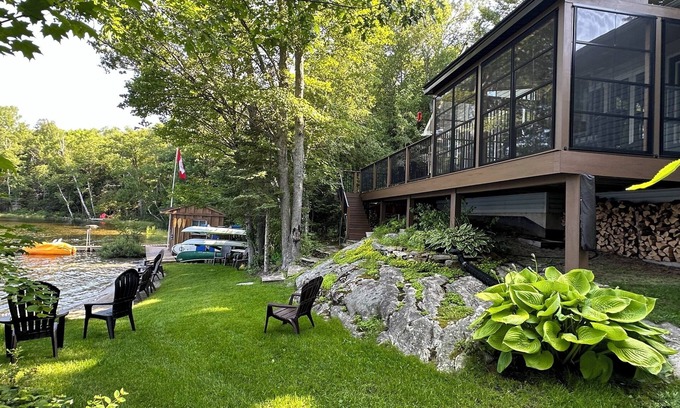 Minden Hills Cottage | Beach Bay Cottage - Halls Lake. Private Shallow Sandy Beach