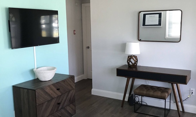 North Cape May House | Beach Bliss: 3 Roku Smart TV's, WIFI, Only Blocks From The Bay