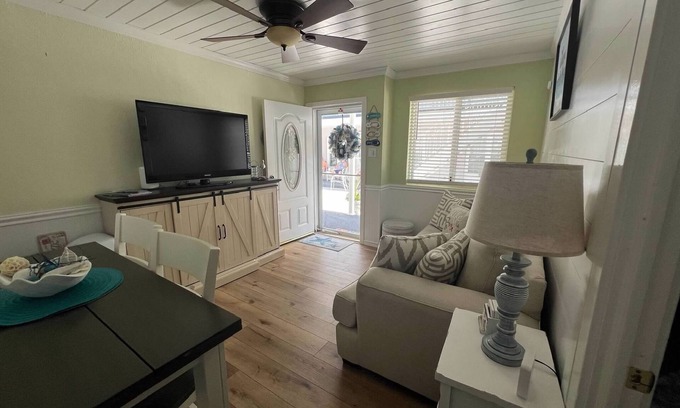 Wildwood Crest Condo | Beach Block 2-bedroom condo with AC, WiFi in delightful Wildwood