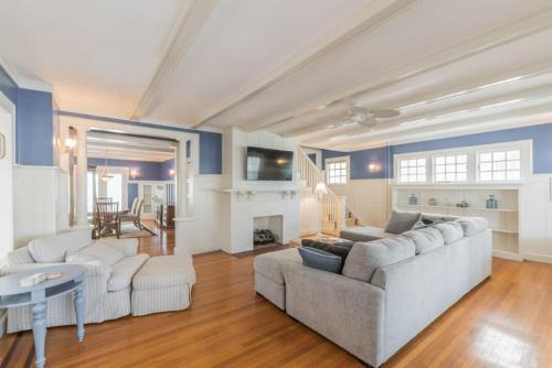 Atlantic City House | Beach Block 7 bdrms Parking Patio and Sunroom