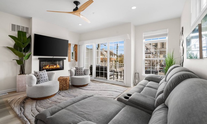Margate City House | Beach Block Beauty! 2 blocks from beach & downtown area.