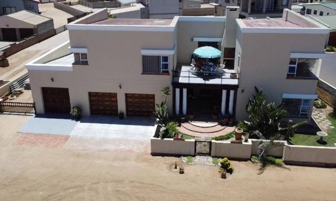 Henties Bay House | Beach, Braais & Big Memories - 4 Bedroom Family Home in Henties Bay