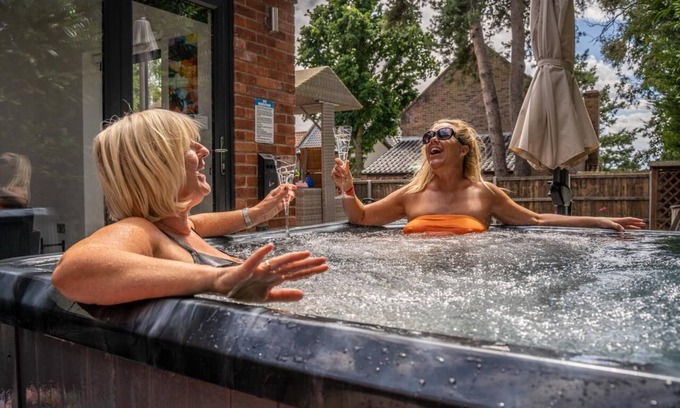 Caister-on-Sea Cottage | Beach Breeze Cottage