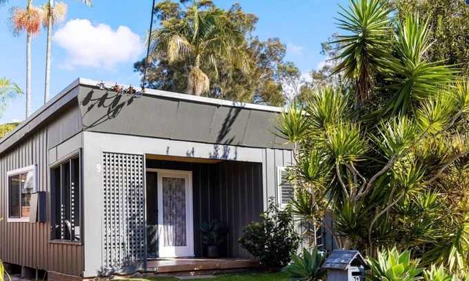 Corlette House | Beach Bungalow – pet friendly Beach Shack directly opposite beach