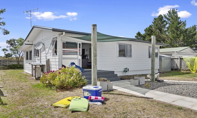 Ruakaka House | Beach Bungalow - Ruakaka Holiday Home