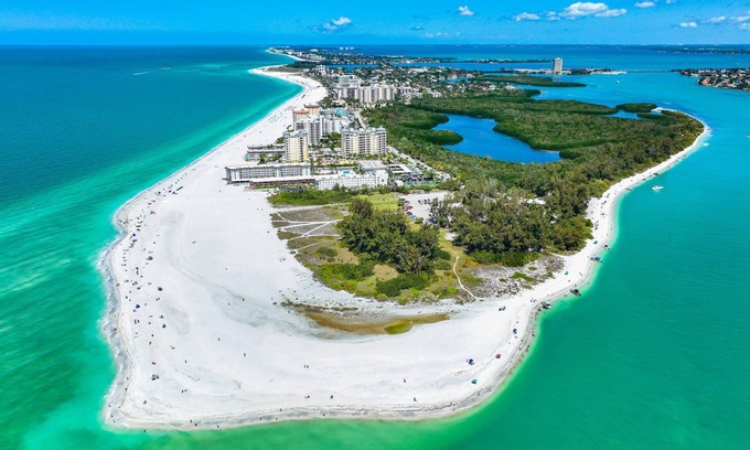 Siesta Key Condo | Beach Club at Siesta Key Poolside D