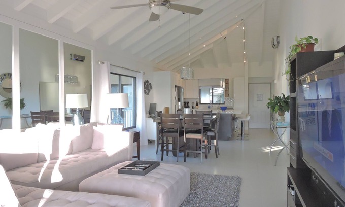 Seven Mile Beach Condo | Beach Condo with Sunset Views