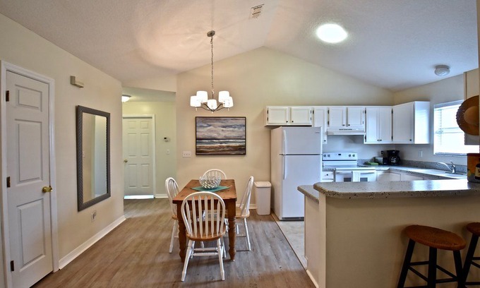 Coquina Gables House | Beach Cottage 3 minutes walk to the ocean