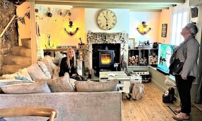 Robin Hood's Bay House | Beach cottage + patio & parking, 2 minutes walk to beach!
