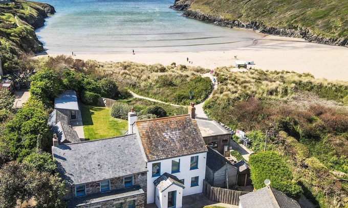 Padstow Cottage | Beach Cottage - Porthcothan - a cottage that sleeps 7-11 guests in 6 bedrooms