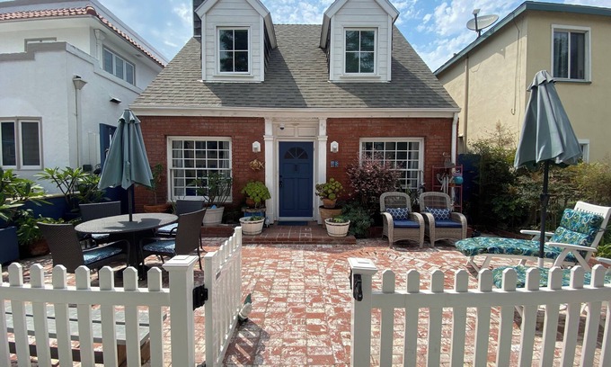 Belmont Shore Cottage | BEACH COTTAGE steps from OCEANFRONT and BAY beaches, close to SoCal attractions