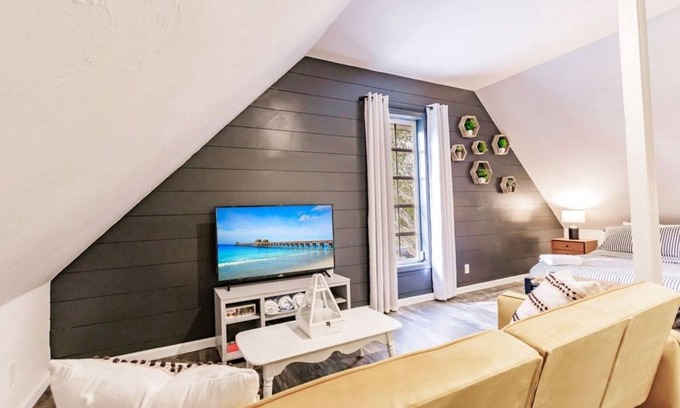 San Carlos Park Apartment | Beach, dining nearby, close to airports. Book now!