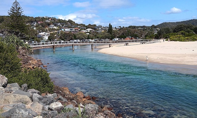 Crescent Head Apartment | Beach/farm stay, 3 mins to the beach. Small acerage with lush gardens & wildlife