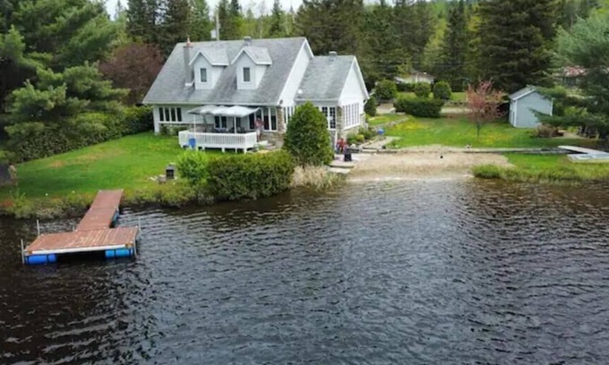 Chertsey House | Beach, Fishing, Spa & Ski