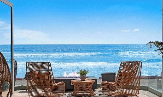 Townsite House | BEACH FRONT BOHO DREAM. Walk to Everything -Great for large Parties LOWER UNIT