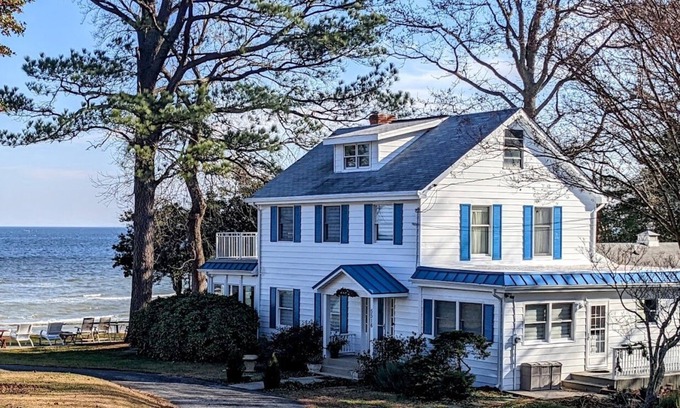 Calvert Beach-Long Beach House | Beach-Front Classic on the Chesapeake Bay