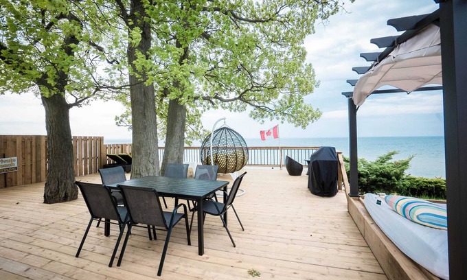 Crystal Beach House | Beach Front Family Cottage | Ping Pong & Karaoke!