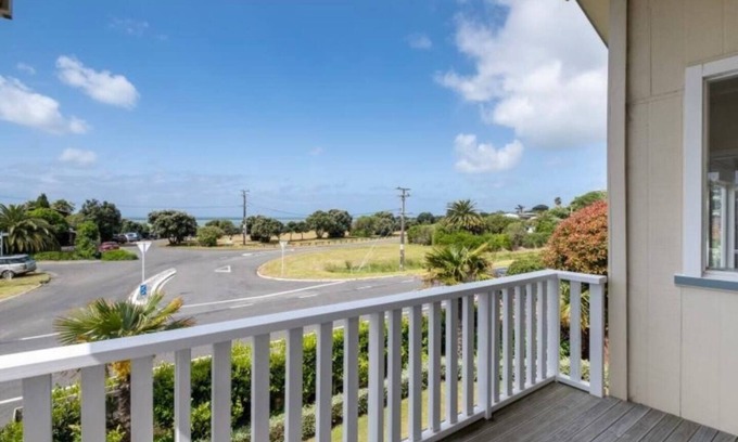 Te Awanga House | Beach front home stay