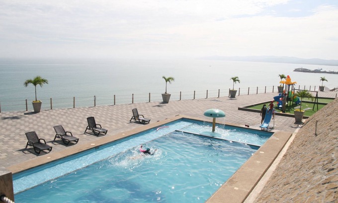 Manta House | Beach front house - Casa frente al mar