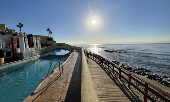 Sitio de Calahonda Ski Chalet | BEACH-FRONT house - Full SEA view - Dona Lola BEACH Resort - between MARBELLA and La Cala de Mijas - 2 bedrooms - Ref: CS111