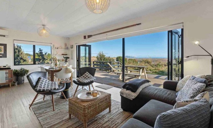 Waikawa Beach House | Beach Front+River Views PerfectforFamilies/Couples