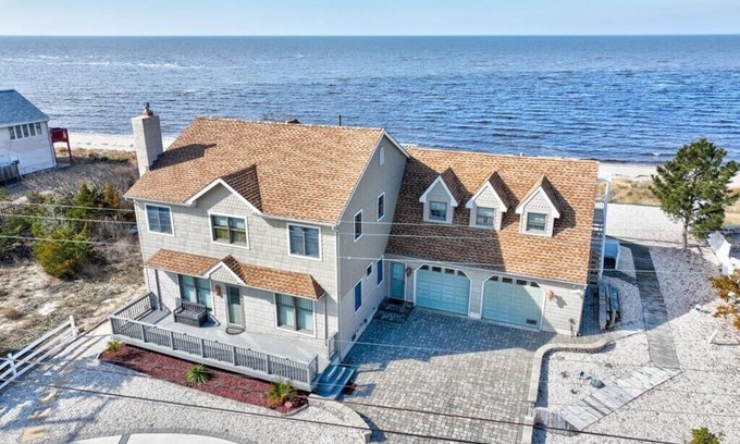 Villas House | BEACH FRONT SPECTACULAR SUNSET VIEWS SECLUDED BLOCK