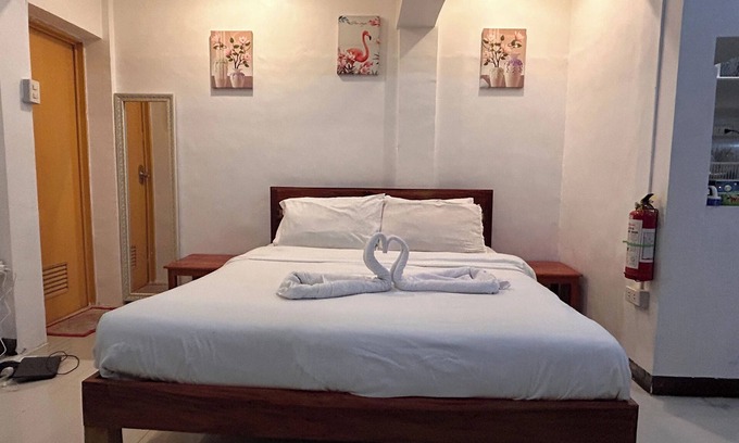 Oslob Apartment | Beach front Studio Unit Pet friendly Big yard and cottage