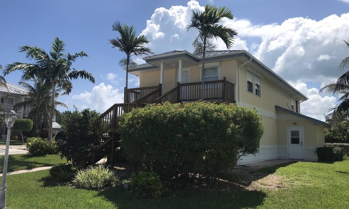 Jimmy Hill House | Beach front1 bedroom with pool