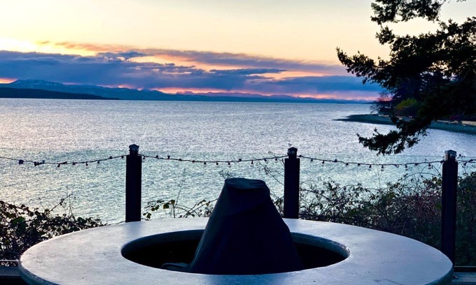 Powell River Hotel | Beach Gardens Resort and Marina