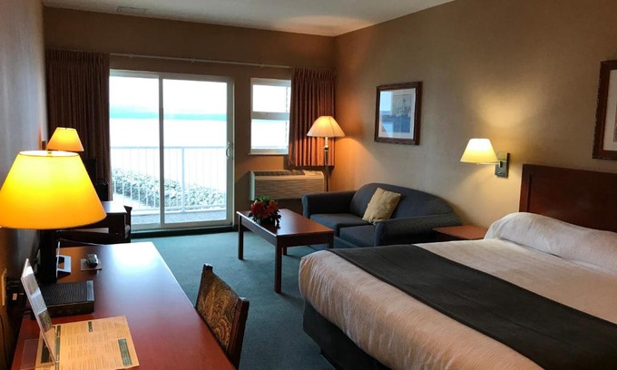 Powell River Resort | Beach Gardens Resort and Marina