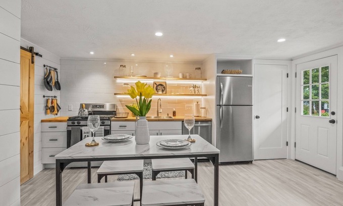 Dennis Apartment | Beach Getaway Condo, 4 Mins to Mayflower, Corporation Sleeps 4, Walk to Treats