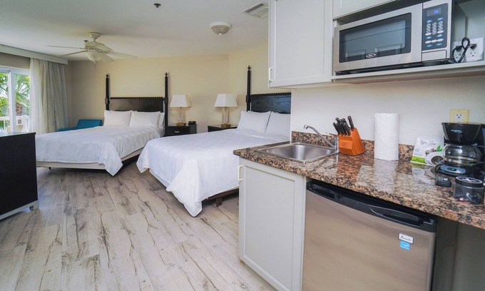 Crystal Harbour Apartment | Beach Getaway! Enjoy Free Breakfast and Free Parking, Outdoor Pool