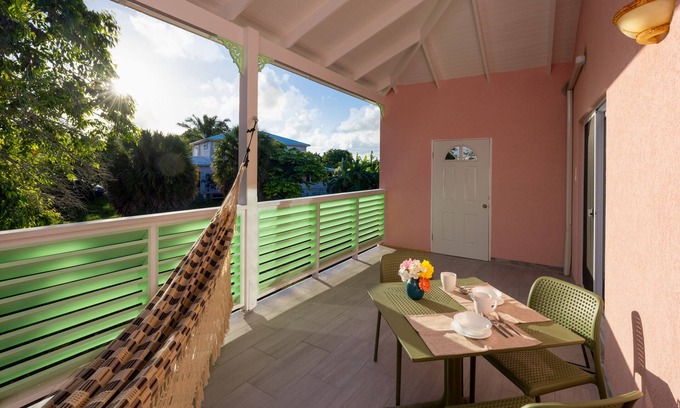 Runaway Bay Apartment | Beach, golf, everything nearby Top quality, quiet, comfortable