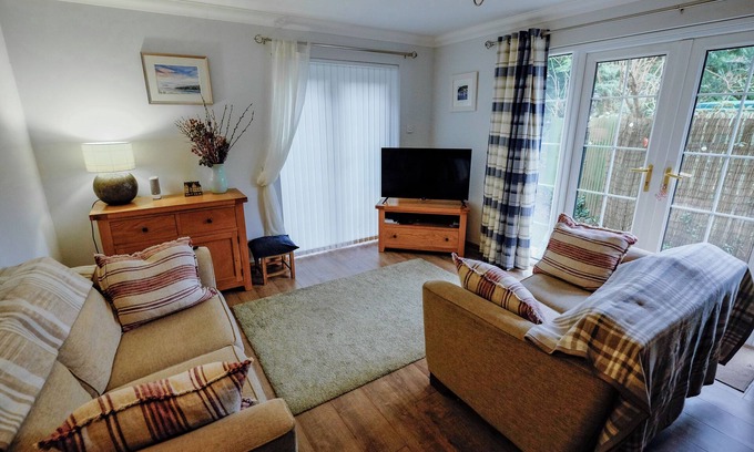 Bonnybridge Apartment | Beach Ground Floor Flat, Edinburgh, Golf Coast & Festival Sleeps 4,