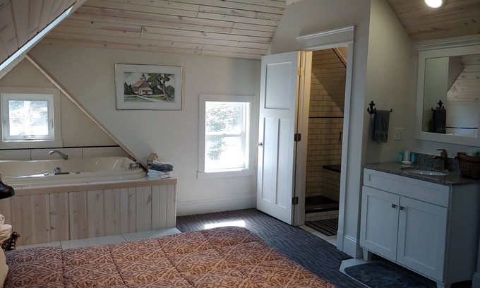 Sturgeon Bay Apartment | Beach Harbor Resort - Deluxe Apartment