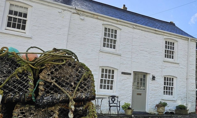 Portloe Cottage | Beach Hill Cottage - a cottage that sleeps 4 guests in 2 bedrooms
