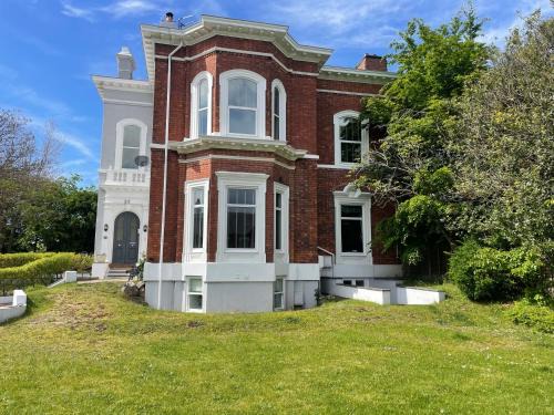 Birkdale Apartment | Beach House 3 Bed Penthouse Apartment