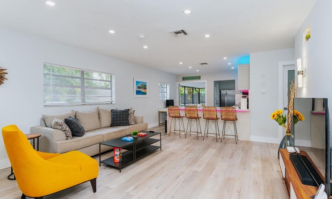 North Andrews Gardens House | Beach House- BBQ, Patio, Hammock, Family-friendly