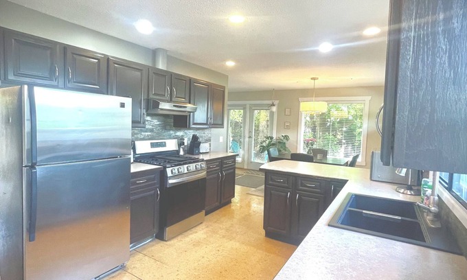South Pandosy House | Beach house bungalow, pet friendly