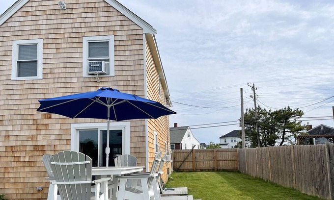 Ocean Bluff-Brant Rock House | Beach House, Close to Sunrise Beach, Fenced Yard, Deck, Dog Friendly