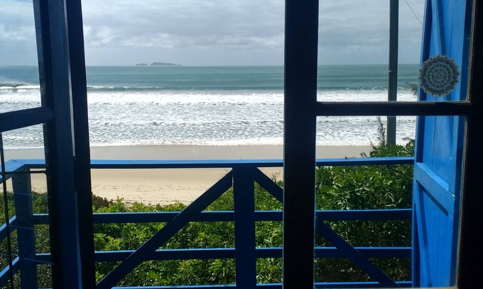 Acores House | Beach house facing the sea