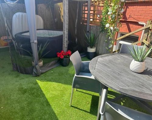 West Cliff Apartment | Beach House - families, couples, hot tub, parking