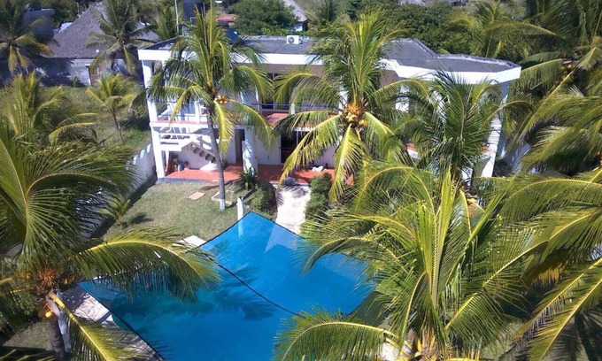 El Hawaii House | Beach House in Monterrico - Directly on the beach