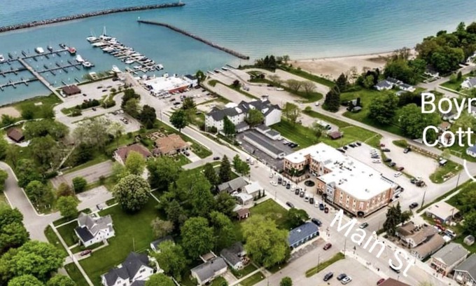 Lexington House | Beach house located one block from Downton Lexington, boat launch. and beach.