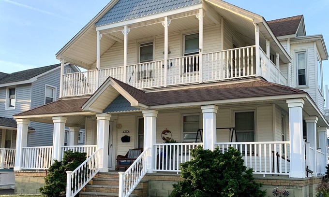 Wall House | Beach House- Oceanside View 4 Bedroom 2 bathroom