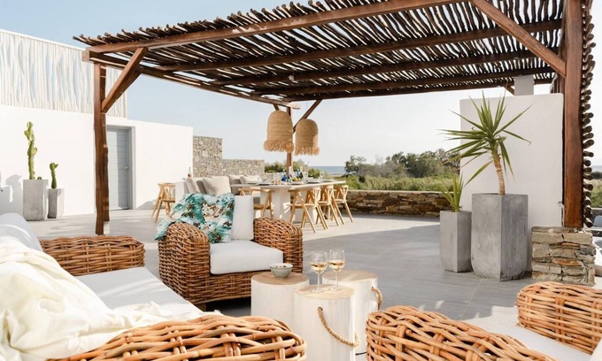 Maragas Villa | Beach House on Plaka Beach, Pool/Jacuzzi