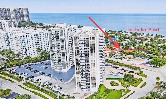 Lauderdale Beach House | Beach House. Paradise by the sea. 2 Minutes Walk to the Beach 🌞🌴Hot Tub.