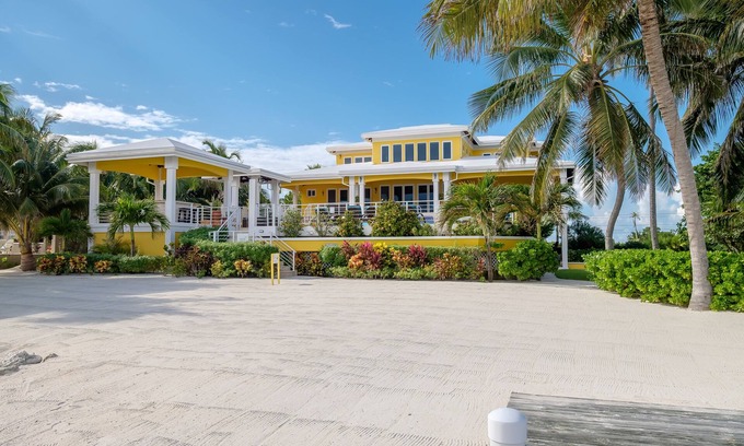 San Pedro Villa | Beach House sleeps 10 with Chef, Private Tennis Court, Gym, minutes to San Pedro
