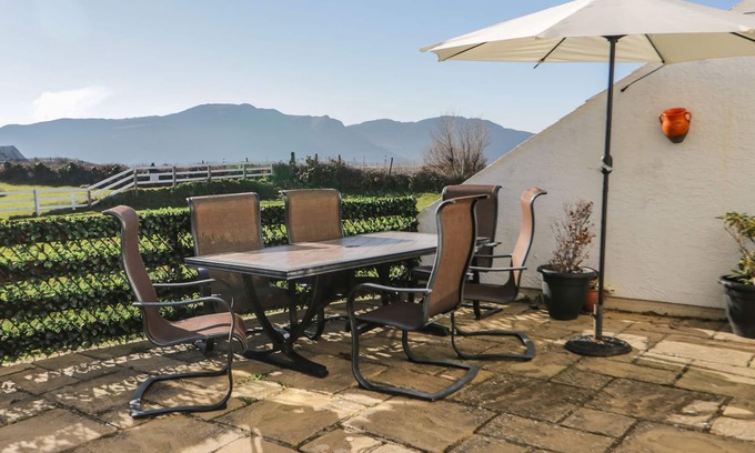 Deganwy Apartment | BEACH HOUSE (TY TRAETH), pet friendly, with a garden in Deganwy