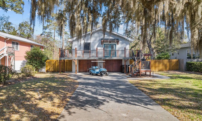 Pawleys Island House | Beach house w/FREE Golf Cart & Fire Pit!